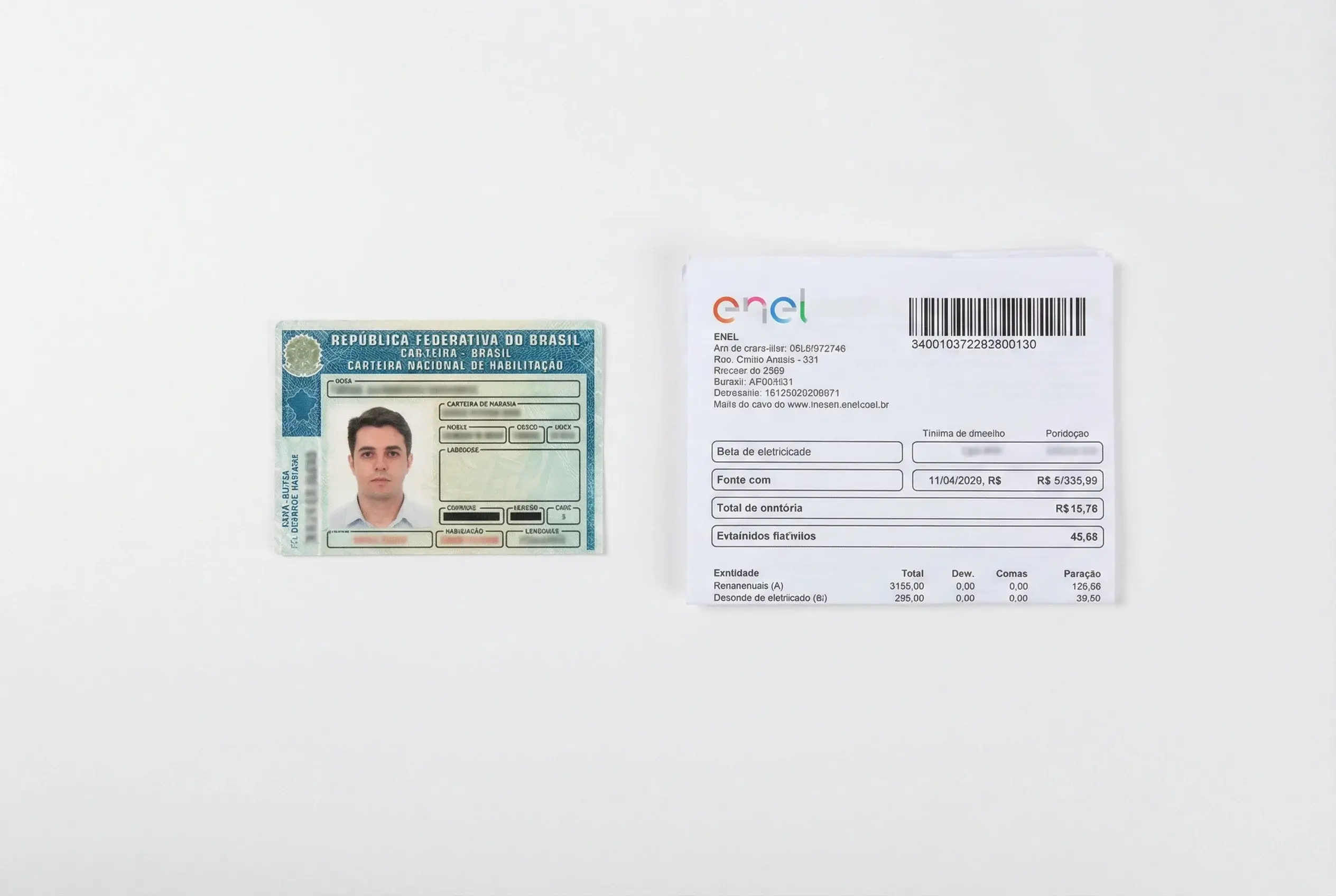 CNH e comprovante de residência organizados sobre superfície clara para envio