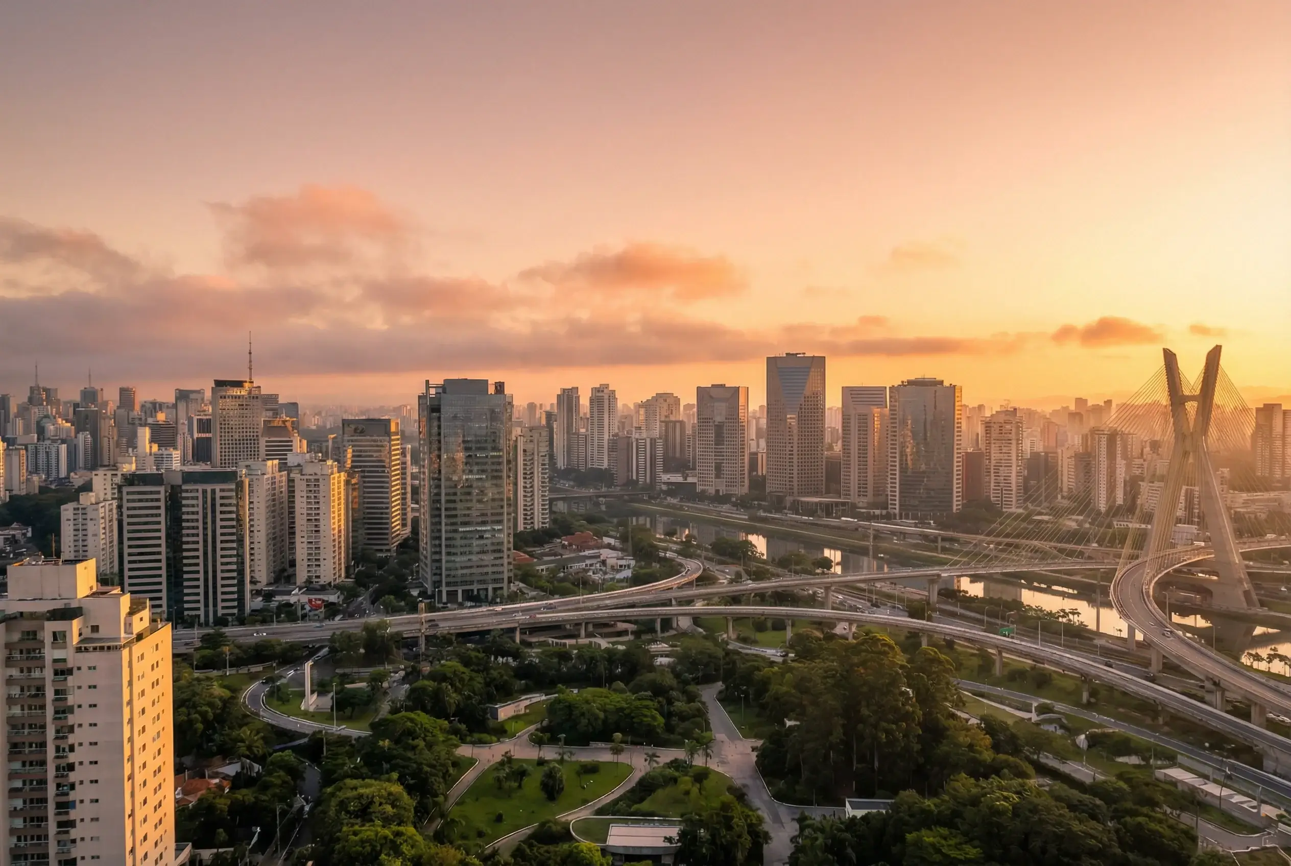 Horizonte de cidade brasileira moderna ao amanhecer
