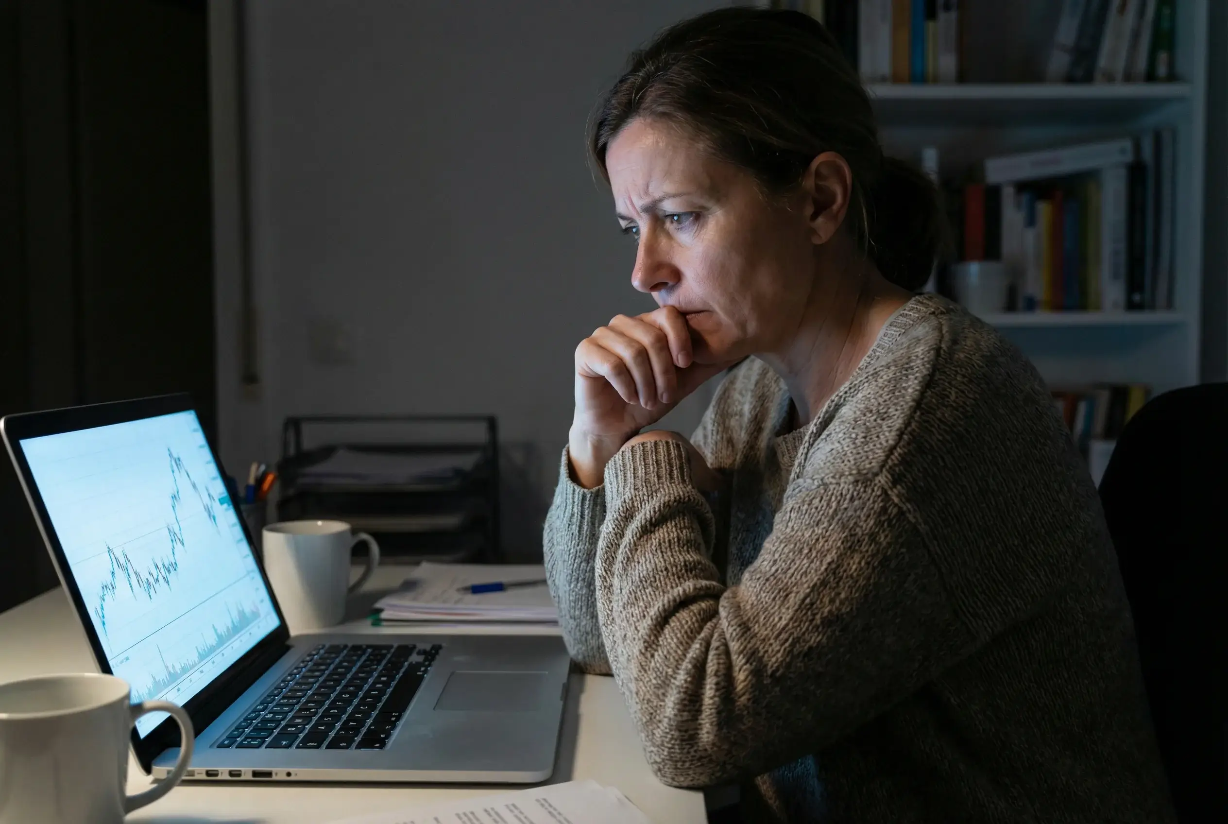 Pessoa com expressão preocupada olhando para tela de computador
