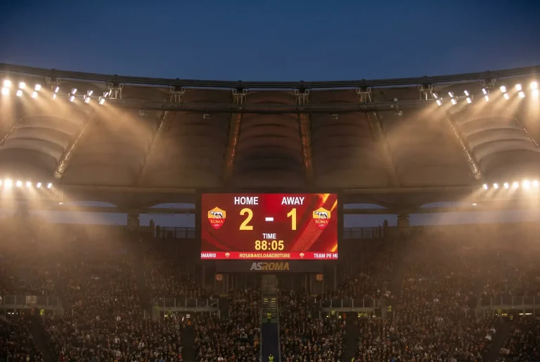 Placar eletrônico de estádio mostrando resultado de partida de futebol