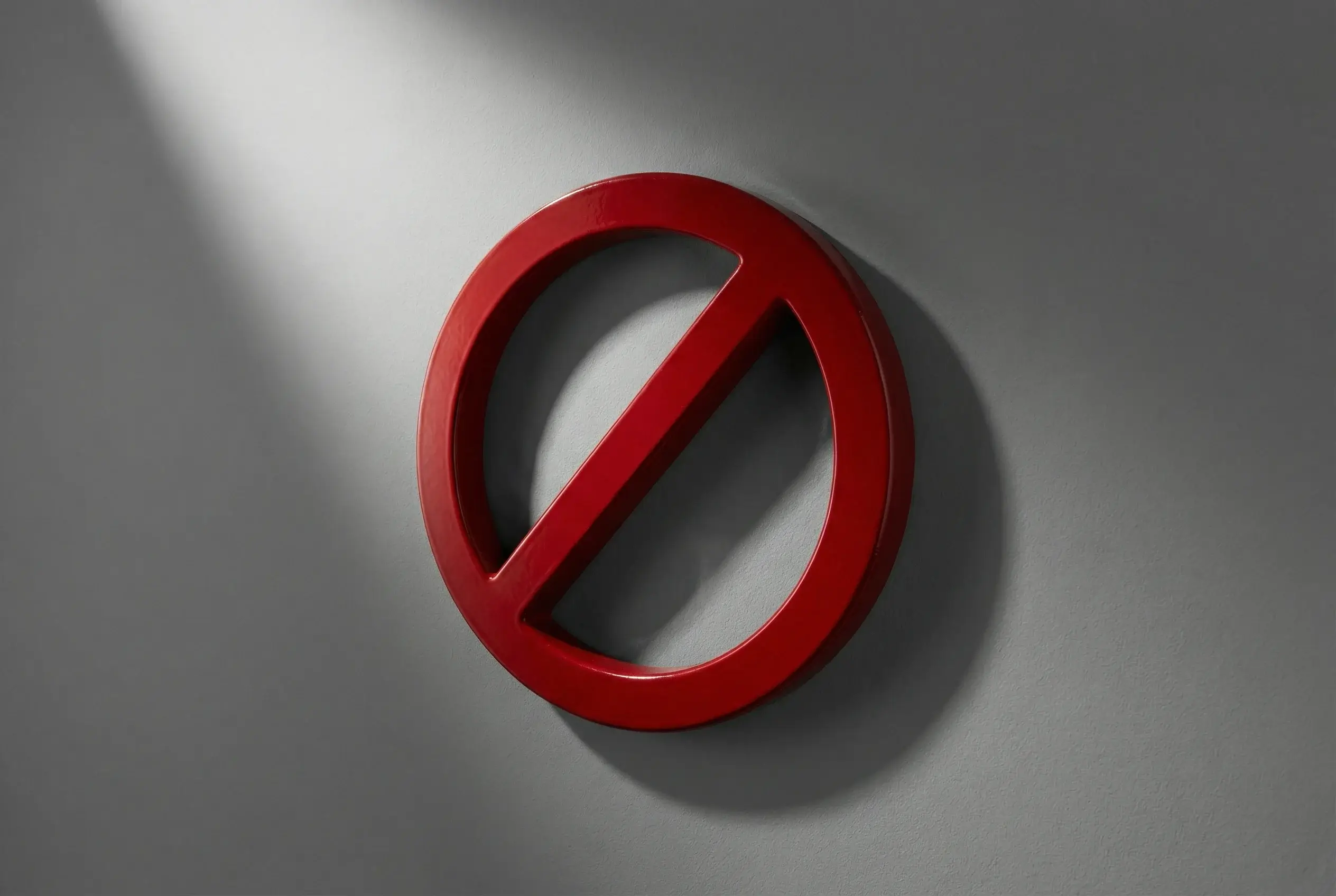 Sinal de proibido vermelho sobre fundo neutro simbolizando restrições de pagamento